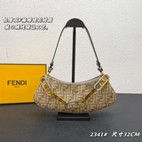 FEND半月型腋下包領先出貨！采用牛皮材質，原版五金，拉鍊開合，飾有金色金屬