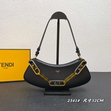 FEND半月型腋下包領先出貨！采用牛皮材質，原版五金，拉鍊開合，飾有金色金屬