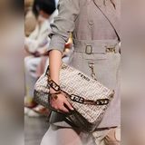 芬迪官網最新腋下包大號Fendi o’lock swing憑借FENDI O’
