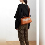 FENDI 标志性By The Way中號波士頓包 牛皮材質，包正面以繡花FE