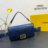Fendi 牛皮鳄魚紋 法棍包 采用牛皮鳄魚紋材質，經典的法棍包，原版五金開模，