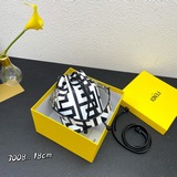 . Fendi Roma膠囊系列雙色印花Mon Tresor小號水桶包，飾以黑