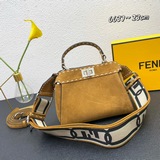 Fendi最新小貓包 Peekaboo采用頭層牛皮，手工蠟線縫制，兩側飾有經典