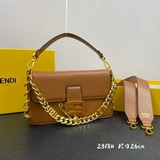 最新走秀款Fendi /Versace聯名款法棍包閃亮登場！牛皮材質，包身兩側
