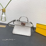 FENDI 超迷你：手工縫制小貓包 頭層牛皮材質，純手工縫線，搭配金屬手柄、牛