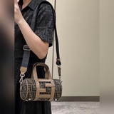  fendi 圓筒迷你保齡球手袋，采用布料制成，飾有提花FF圖案和打造FF圖案