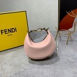 鍊條30FENDIpraphy腋下包，以月牙造型為特色，把經典金屬大Logo[
