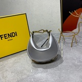 鍊條30FENDIpraphy腋下包，以月牙造型為特色，把經典金屬大Logo[