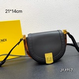 【原單品質】FENDl 官網春夏最新Moonlight馬鞍包外觀采用小巧半月形