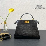 FENDI  Peekaboo ISeeU小貓包 采用牛皮鳄魚紋，兩側飾有經典