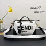 FENDI 标志性By The Way中號波士頓包 牛皮配帆布材質，包正面飾