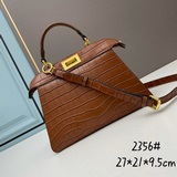 FENDI  Peekaboo ISeeU小貓包 采用牛皮鳄魚紋，兩側飾有經典