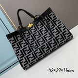 X-Tote中號手袋，灰色千鳥格紋羊毛材質，飾有FF刺繡圖案。綴有同色系皮革飾邊