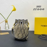 MM官網FENDI官網最新迷你水桶包！刺繡布配皮材質，飾有Fendi圖案和同色系