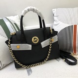 MK2023 專櫃同款 簡約實用。設計風格獨特大方材質采用PVC搭配進口牛皮