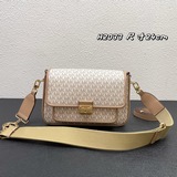 mk明星同款牛皮配pvc材質，2條肩帶，可以斜跨或單肩， 尺寸24x16x8