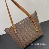 MK 大號印花購物袋，金色24k五金配件，十字紋柔軟舒适挺型，上口拉鍊設計！采
