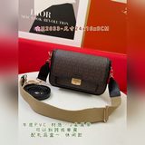 MK夏季最新明星同款牛皮配pvc材質，2條肩帶，可以斜跨或單肩， 