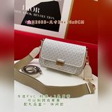MK夏季最新明星同款牛皮配pvc材質，2條肩帶，可以斜跨或單肩， 