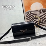 Prad新品 出 鳄魚紋牛皮 這隻Prad 不止一點點酷哦，分分鐘被它折服!一眼