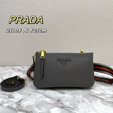 PRAD雙拉鍊單肩斜挎包配置雙肩帶，四季新款時尚女性單肩包 ，條紋肩帶原版真皮手
