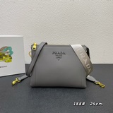 雙肩帶 “意大利制造”設計精湛[偷笑]打造沉穩架勢，經典的版型與全新的創意相結不
