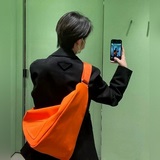 P家新品首發最新三角形帆布斜挎包型號：2VY007， 尺寸28*60cm這款獨特