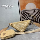 Prada 2023 春夏新款 Raffia 拉菲草三角包這個三角包 有沒有很