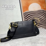 獨家醉心款  普拉達《PRADA》經典傳奇，雙肩帶款（皮肩帶+寬布肩帶）皮紋的時