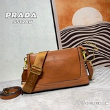 獨家醉心款  普拉達《PRADA》經典傳奇，雙肩帶款（皮肩帶+寬布肩帶）皮紋的時