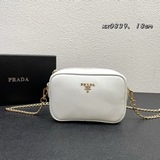 帶盒子Prad相機包到貨  這款翻蓋式單肩包采用牛皮打造，柔美設計一覽無餘 正