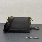 《PRADA》經典傳奇，雙肩帶款（皮肩帶+寬布肩帶）皮紋的時尚與鳄魚的浪漫相結合