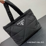 普拉達購物袋 棉服包 手提包 Prada接下來一整季的主打款式 手袋的曲線型設計