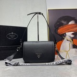 配盒子Prada 紅翻天的一款 專櫃一隻難求 我家原單複刻版 -今年真的太流行P