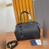 新款Pra@a手提包配肩帶款號：66196，采用進口手掌紋牛皮配鳄魚紋制做，原版