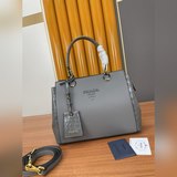 新款Pra@a手提包配肩帶款號：66196，采用進口手掌紋牛皮配鳄魚紋制做，原版