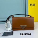 新款斜挎1BD321新款這款一眼相中複古又高級的包包，采用進牛皮＋獨特三角标，