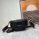 《 PRADA》 普拉達 P家新款女式繡花腰包這款菱格繡花腰包采用原版平紋打造。