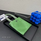 爆款水晶鑽迷你包釆用Duchesse面料打造，Duchesse鍛面襯裡，充滿