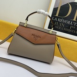 Prada/普拉達蓋頭包款號：2113#，原版手掌紋牛皮.順滑油邊，精緻做工，
