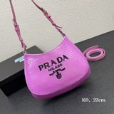 爆款單品 腋下包派對系列hobo 款到貨la。獨家刺繡進口亮片，亮閃閃的外表