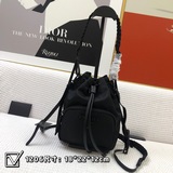普拉達最新款桶包，可以肩背斜挎1206 尺寸：18*22*12cm官方同步上市重