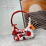 刺繡花卉Hobo1BH678這款Re-Edition2000Hobo迷你手袋飾