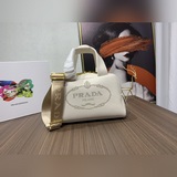 Prada.2023爆款Brique郵差包來襲 牛皮的質感真的是是無敵高級 簡潔
