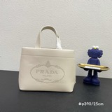 購物袋  這個系列将是Prad接下來一整季的主打款式。Prada 手袋的曲線型設
