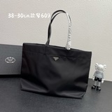 21Tote 購物袋  這個系列将是Prada接下來一整季的主打款式。Prad