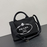Prada早春系列單肩包斜挎包 這個系列将是Prada接下來一整季的主打款式。P