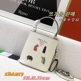prad.a專櫃1BA217（迷你號公仔五金唛）水桶型購物袋粗十字紋複古白叻五