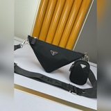 新款女包這款獨特包型設計采進口降落傘布，手感超贊對三角形的探究啟發了新穎幾何形狀