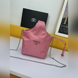 配盒子Prada洋氣單品 菜籃子包 這個系列将是Prada接下來一整季的主打款式